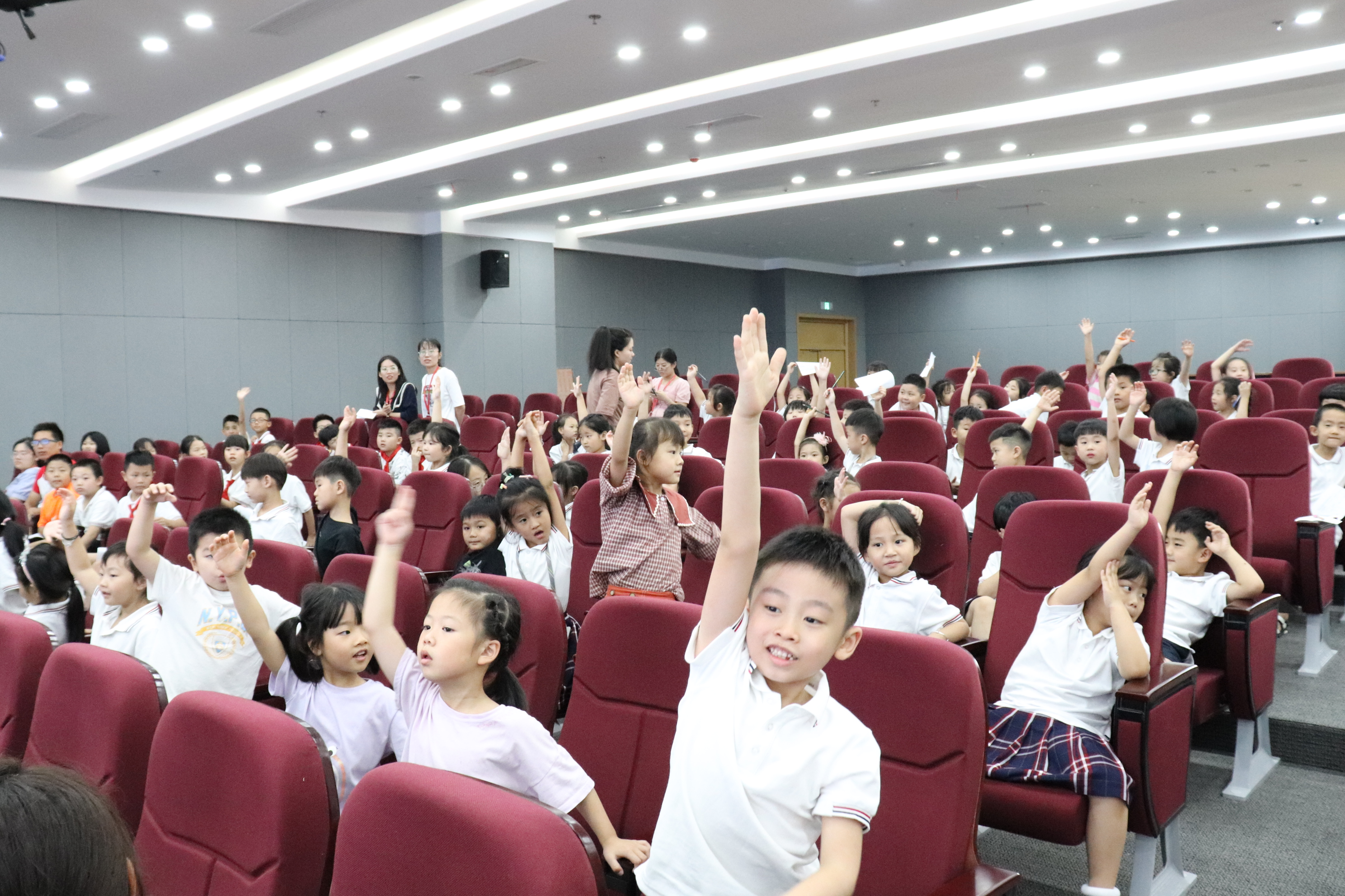 社團(tuán)選課進(jìn)行時，多彩課程展新顏