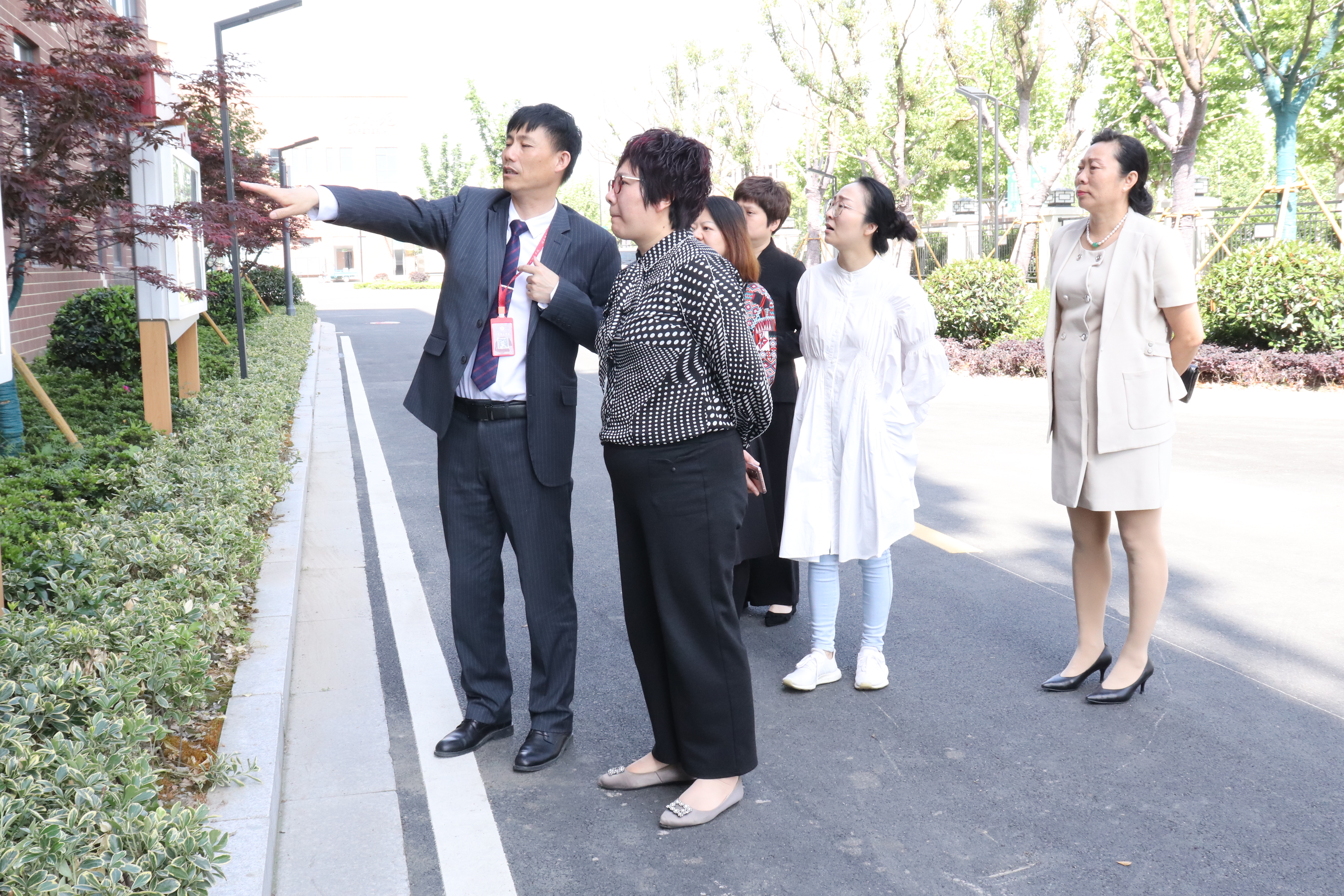 【培文資訊】明君教育管理集團(tuán)執(zhí)行總裁沈慧琦一行蒞臨我?？疾旖涣? /><div   id=